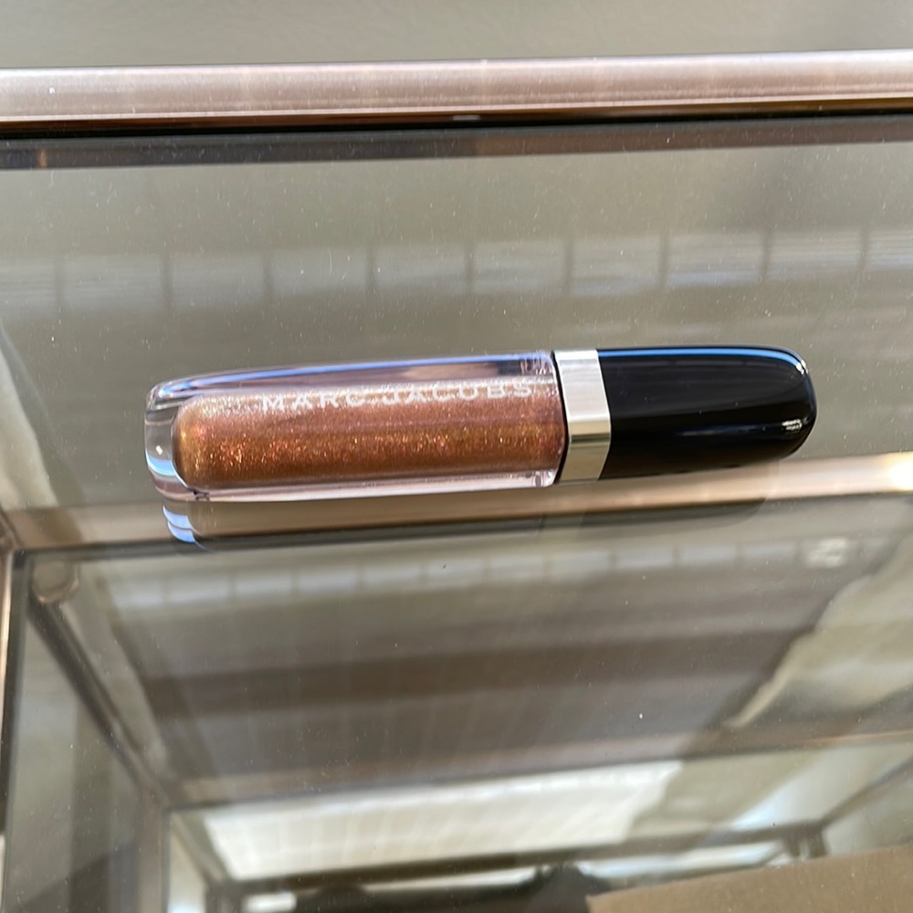 Marc Jacobs beauty lip gloss in 372 electric lites